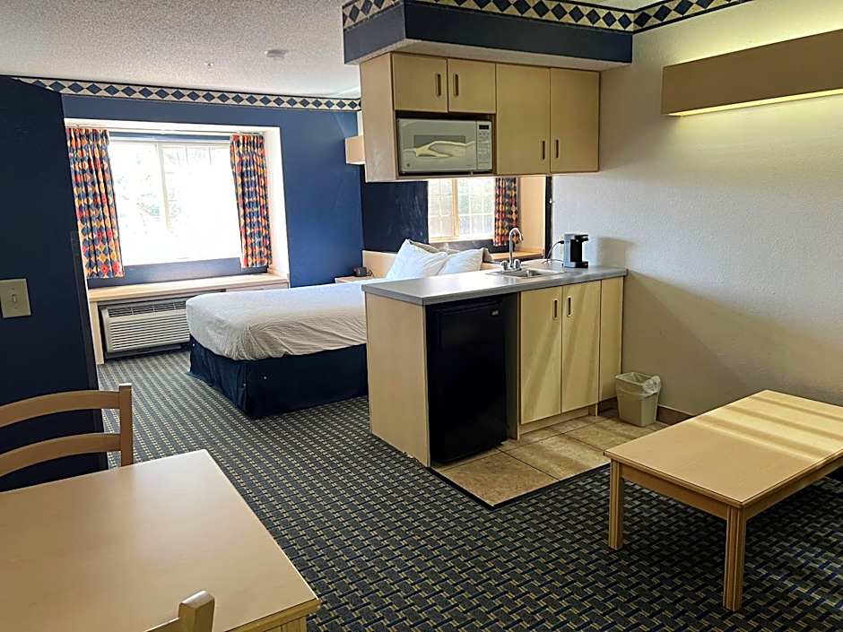 Days Inn & Suites by Wyndham Hutchinson