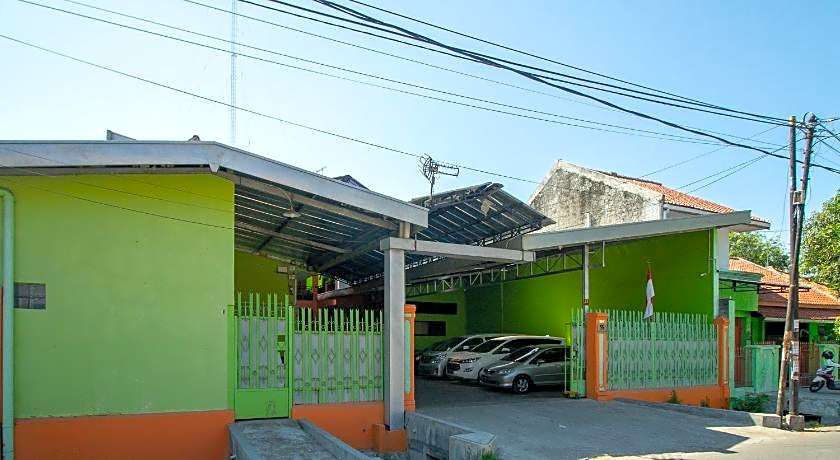 RedDoorz near Kejaksan Station Cirebon 2