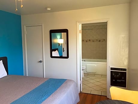 Queen Room with Spa Bath - Non-Smoking