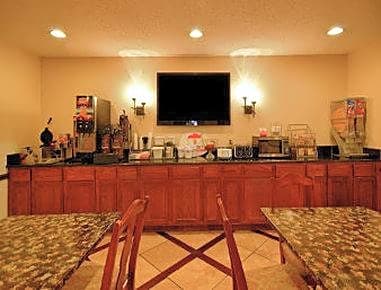 Super 8 by Wyndham Clinton