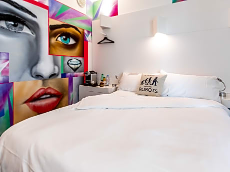 Double Room with bed measuring 59 x 79" (150 x 200 cm)