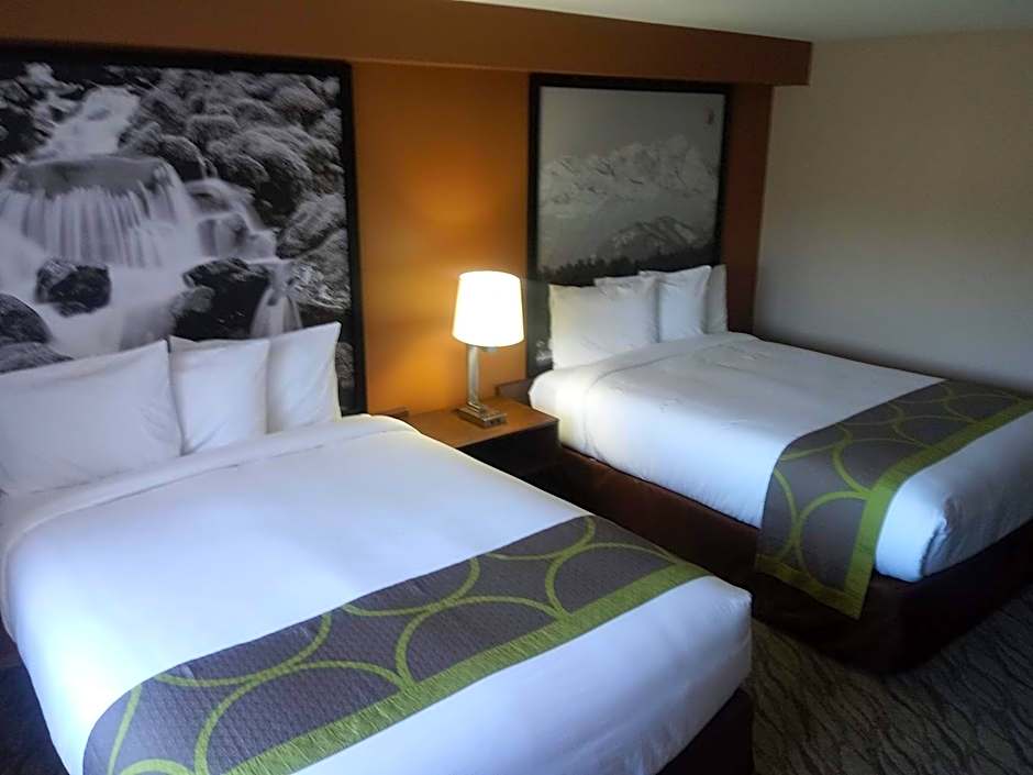 Super 8 by Wyndham Lynnwood