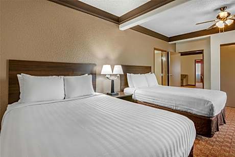 SUITE - 1 KING 2 QUEEN BEDS,NSMK,2RM,3TVS,MICRFG,KITETT,SOFBD,FULL BREAKFAST