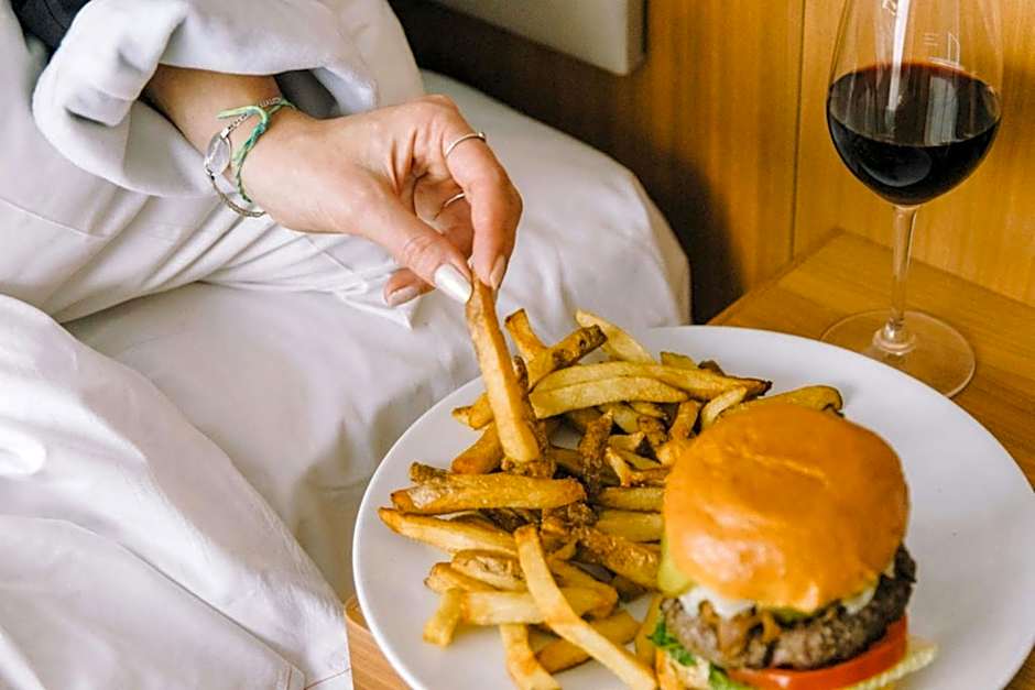 Humaniti Hotel Montreal, Autograph Collection