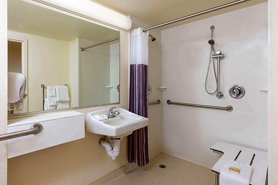 La Quinta Inn & Suites by Wyndham Garden City
