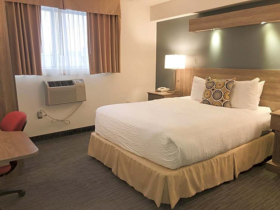 Days Inn & Suites by Wyndham Niagara Falls Centre St. By the Falls