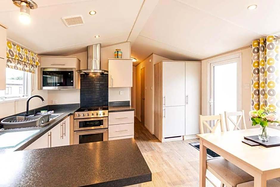 Cedar Lodge With Hot Tub