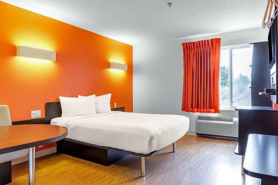 Photo 1 of 33 of Motel 6-Swift Current, SK