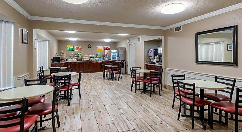 Quality Inn & Suites Des Moines - Merle Hay Road