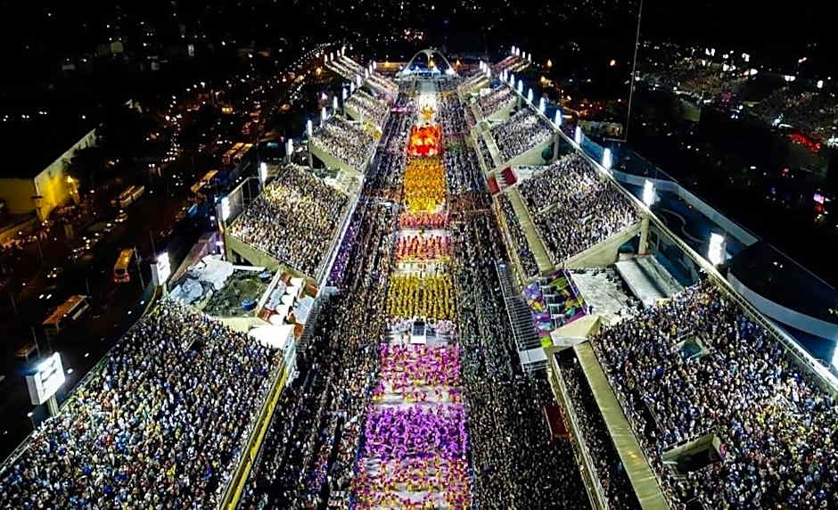 Apto moderno com varanda, piscina e academia