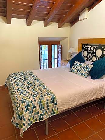 Deluxe Room (2 Adults + 1 Child)