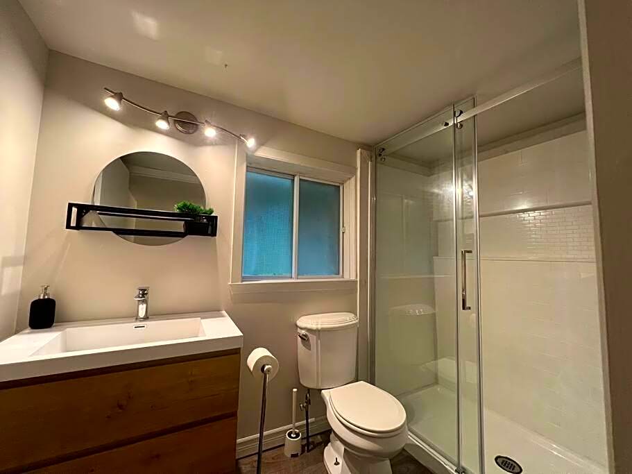 Lake retreat 5BR with SPA, watercraft and kids playground