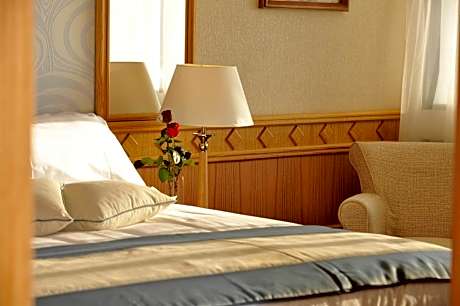 One-Bedroom Suite with Land View