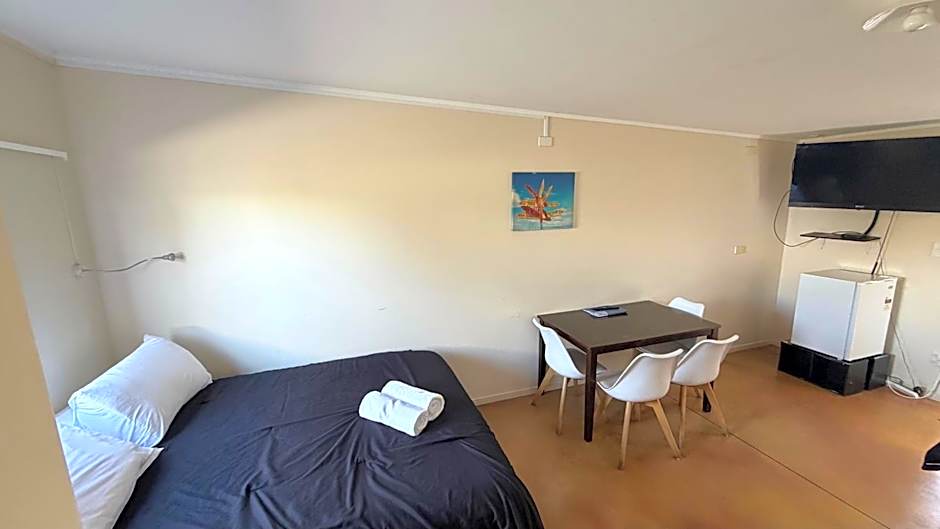 Beachcomber Lodge & Backpacker