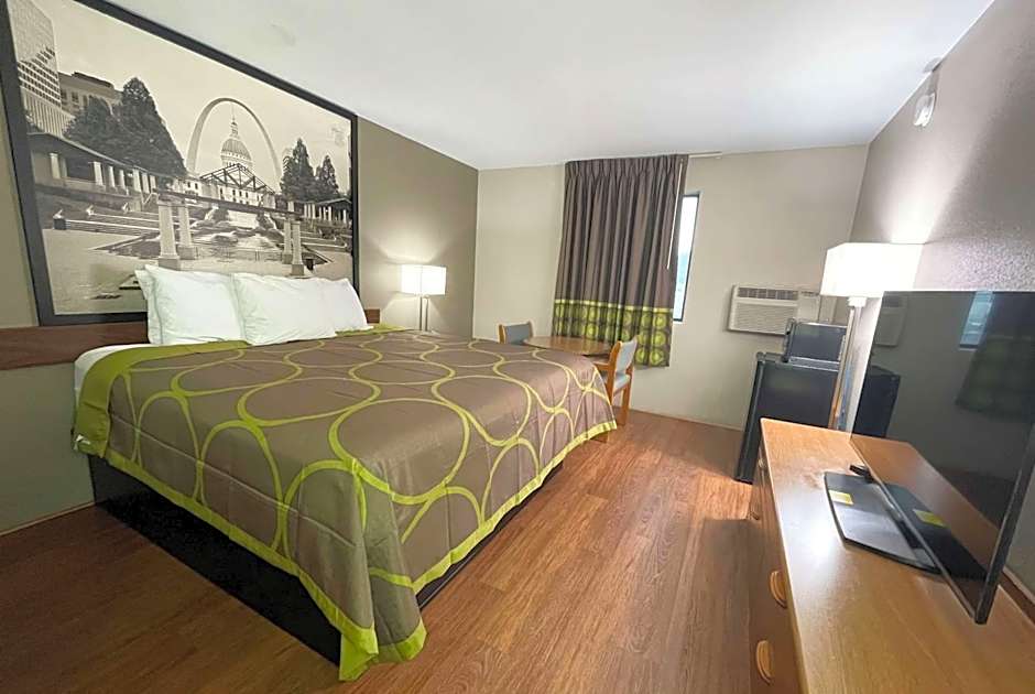 Super 8 by Wyndham Eureka/Six Flags Nearby