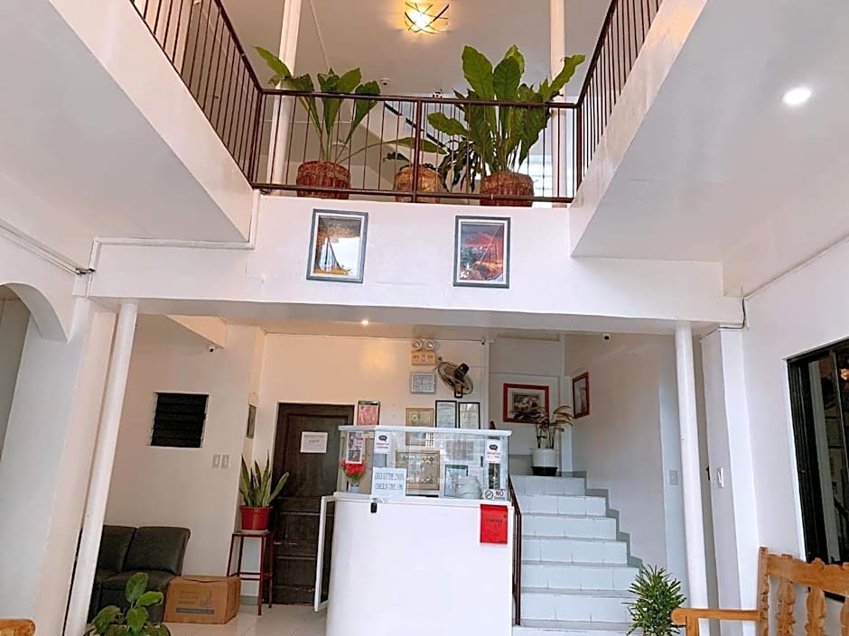 Luna Oslob Travellers Inn