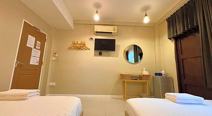 At Hua Lamphong Hotel