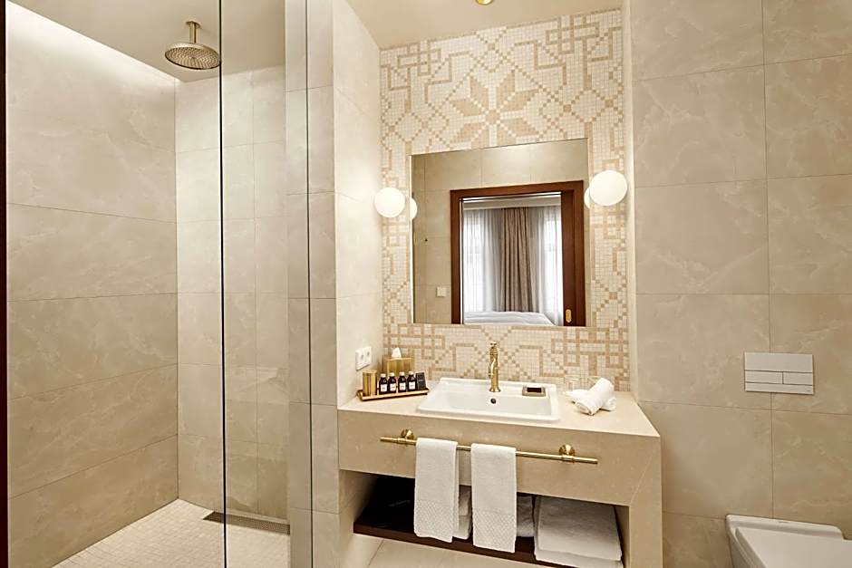 Reykjavik Consulate Hotel, Curio Collection by Hilton
