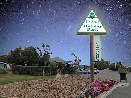 Pineacres Motel and Park