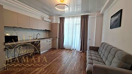 D8 Residence by Sunny Mamaia