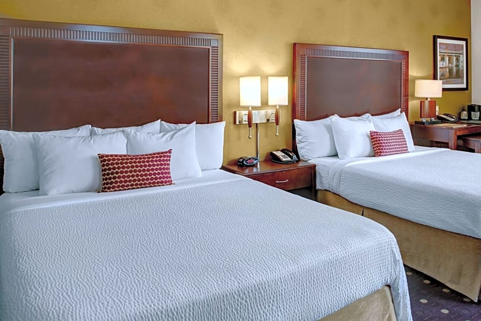 Courtyard by Marriott Kansas City Country Club Plaza
