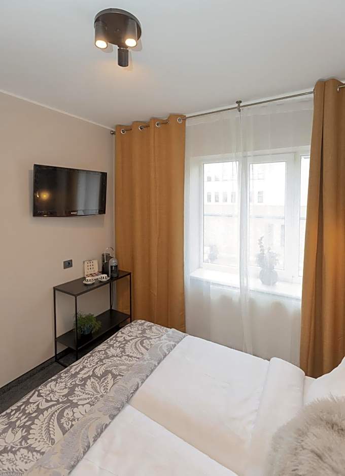 Happy Inn Rooms & Suites