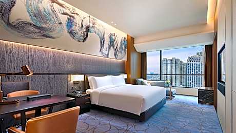 1 King Classic Club Lounge Access