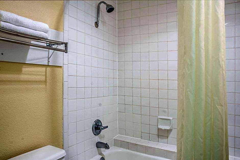 Super 8 by Wyndham San Marcos