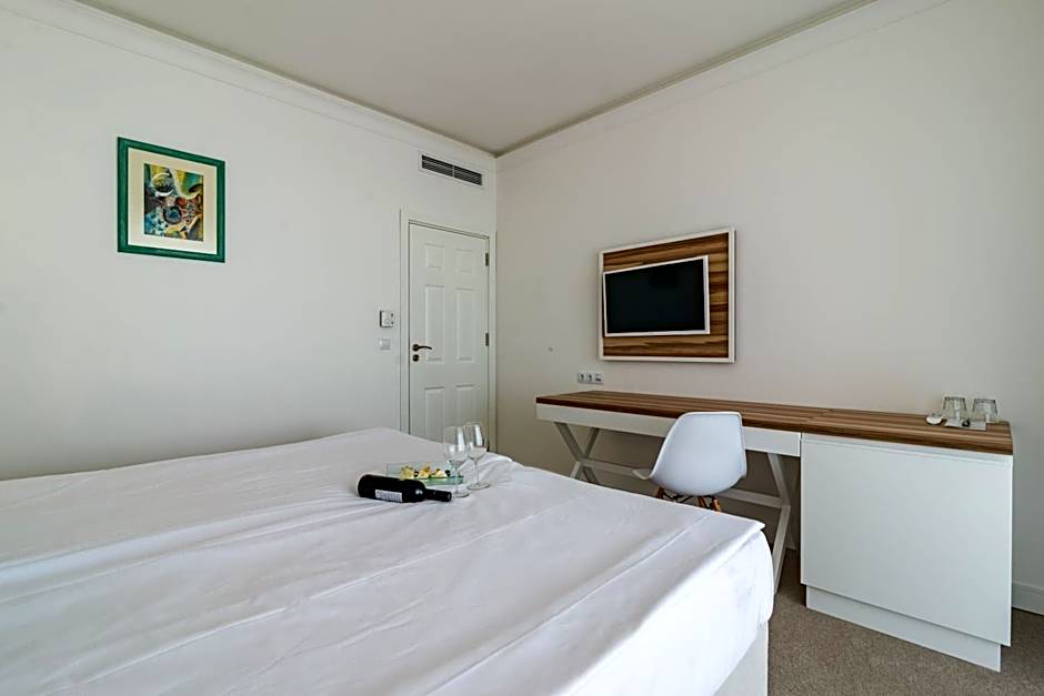 HVD Nympha Hotel - All Inclusive, Private Beach & Free Parking - Adults Only