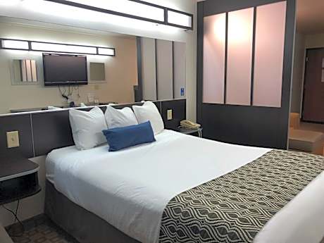 Queen Suite - Disability Access - Non-Smoking