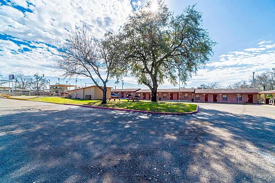 OYO Hotel Beeville -US 181