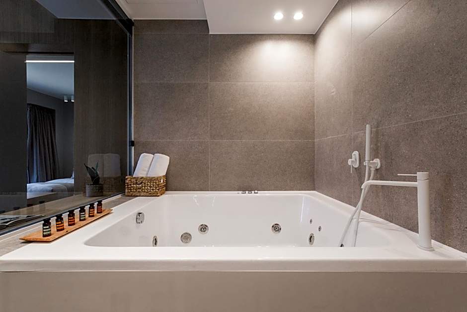 Noemie Luxury Suites