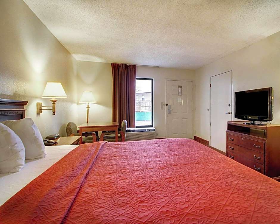 Quality Inn & Suites Clinton - Jackson West