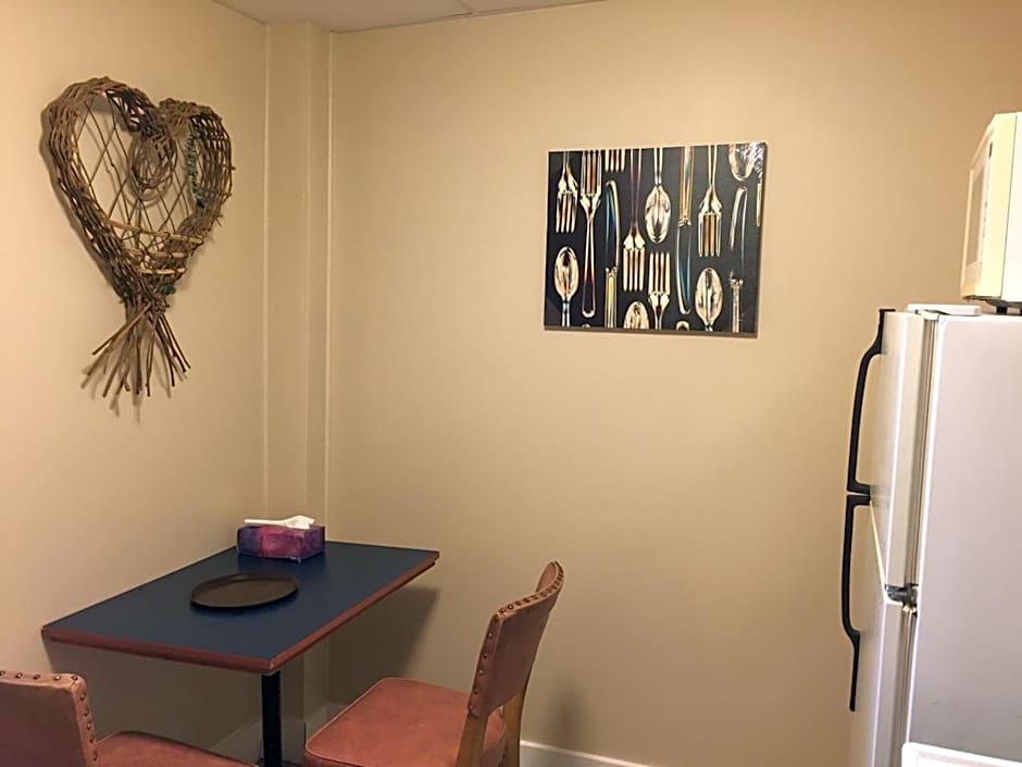 Admiral's Quay Motel & Suites