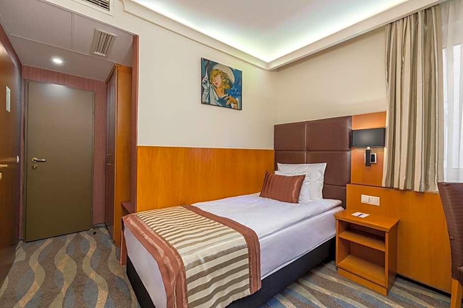 Carlton Hotel Buda Castle