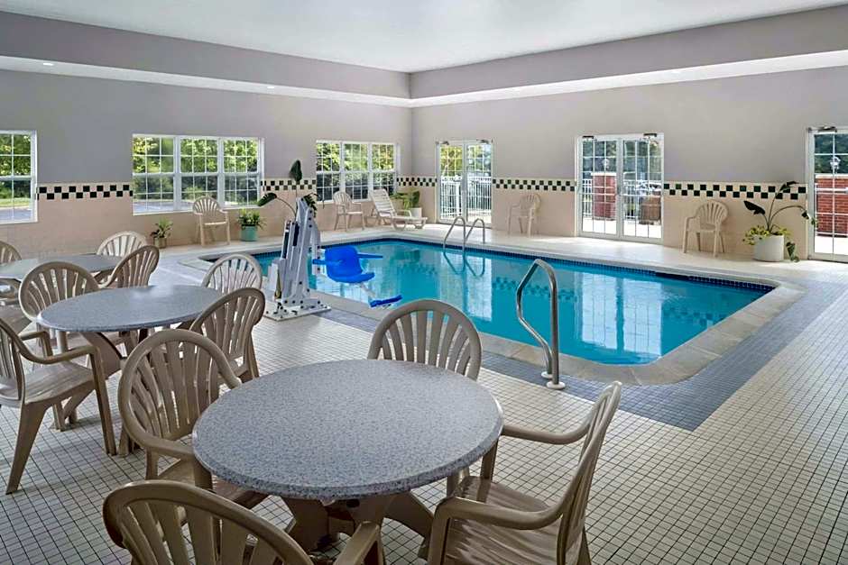 Country Inn & Suites by Radisson, Louisville South, KY