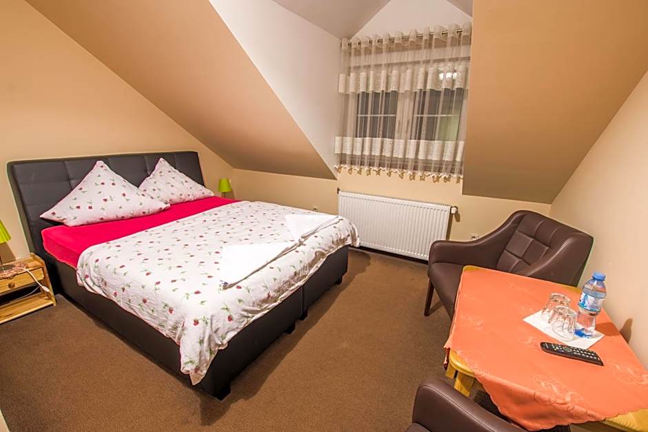 Dwór Skalny Apartamenty, Pokoje i Restauracja Karczma Skalna