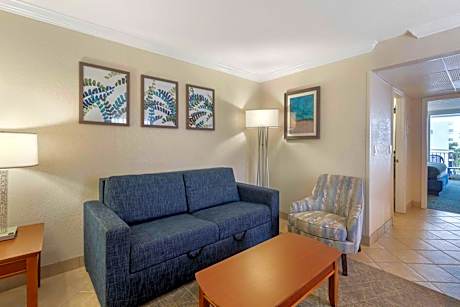 Family Suite with 2 Queen Beds with Kitchenette