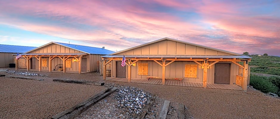 -Pet Friendly- Miners Cabin #5 -Two Double Beds - Private Balcony