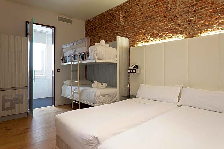 Petit Palace Lealtad Plaza