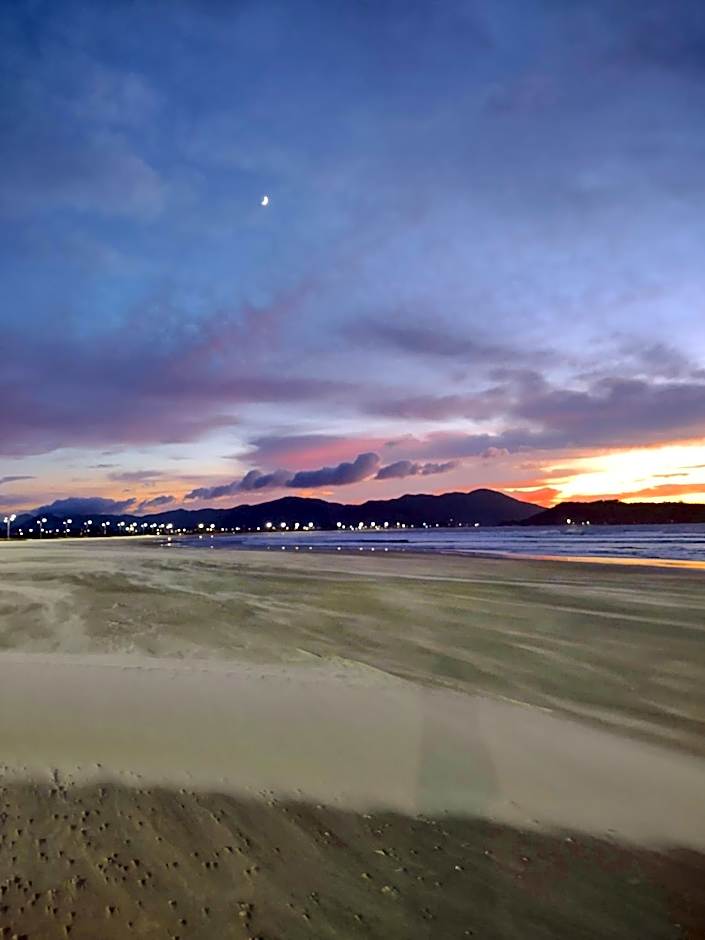 Gênesis Beach Hostel! Quartos compartilhados e privativos na Pinheira