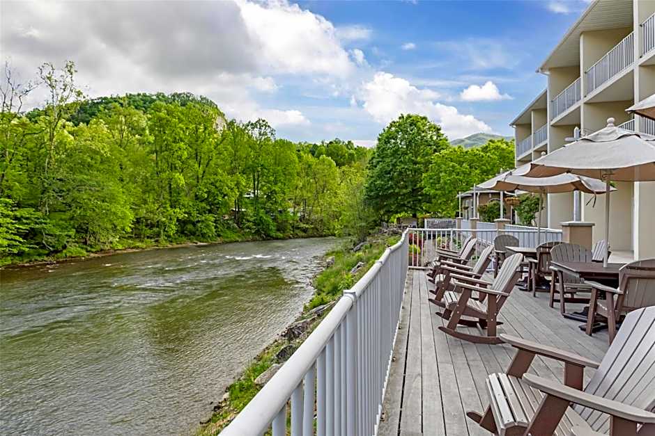 Best Western Plus River Escape Inn & Suites