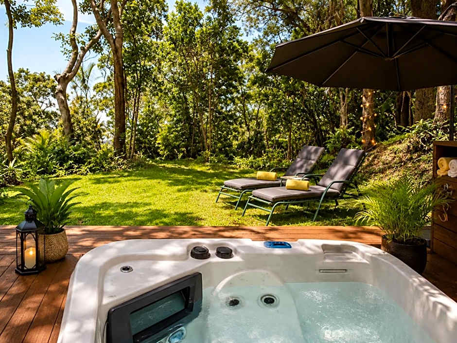 Gunnadoo Holiday Hut with Ocean Views and Jacuzzi