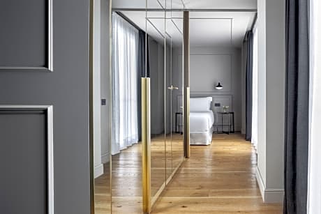 Junior Studio Suite (1 Queen Bed)