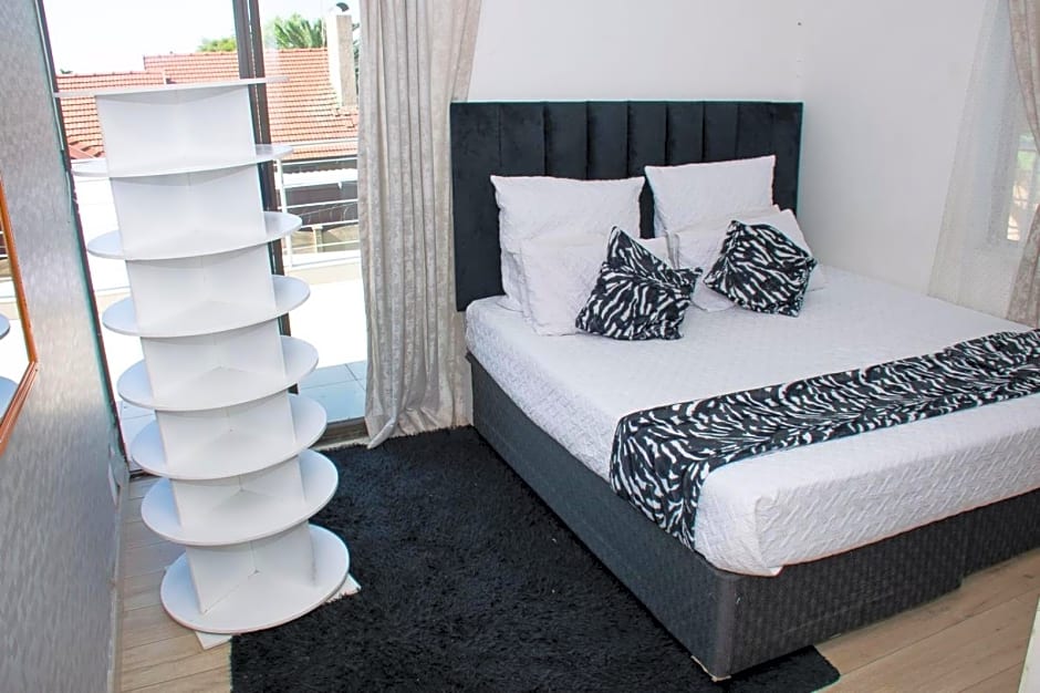 Selina Airport Lodge #Emzini