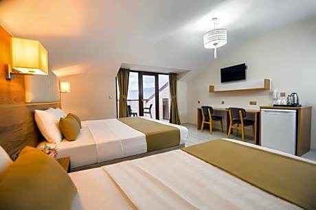 Triple Room with Terrace and Sea View