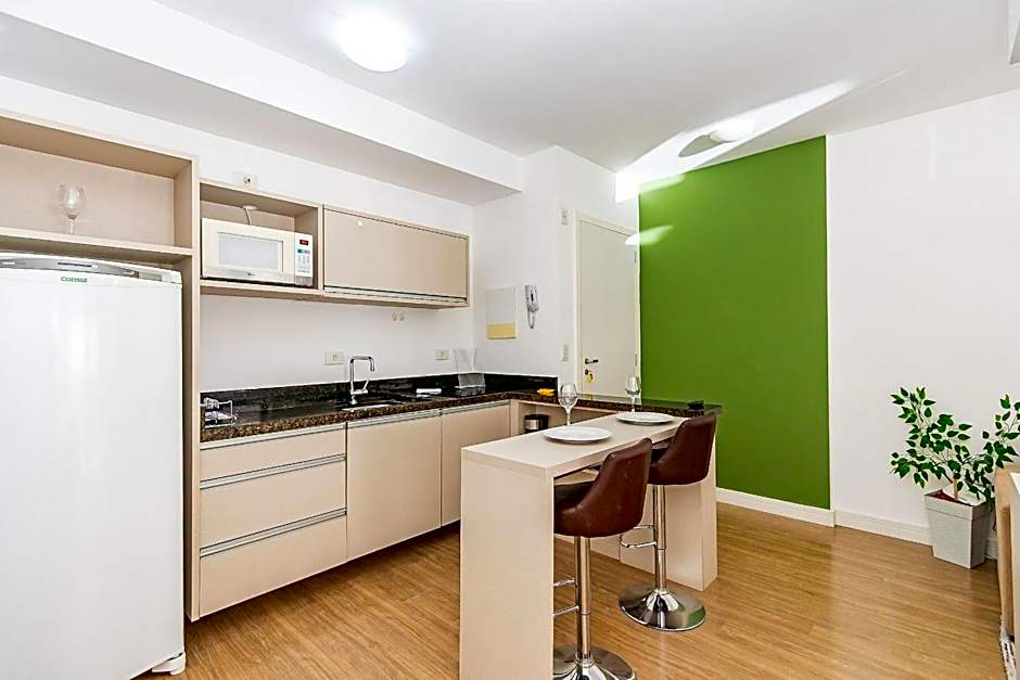 Apto em frente ao shopping com piscina aquecida