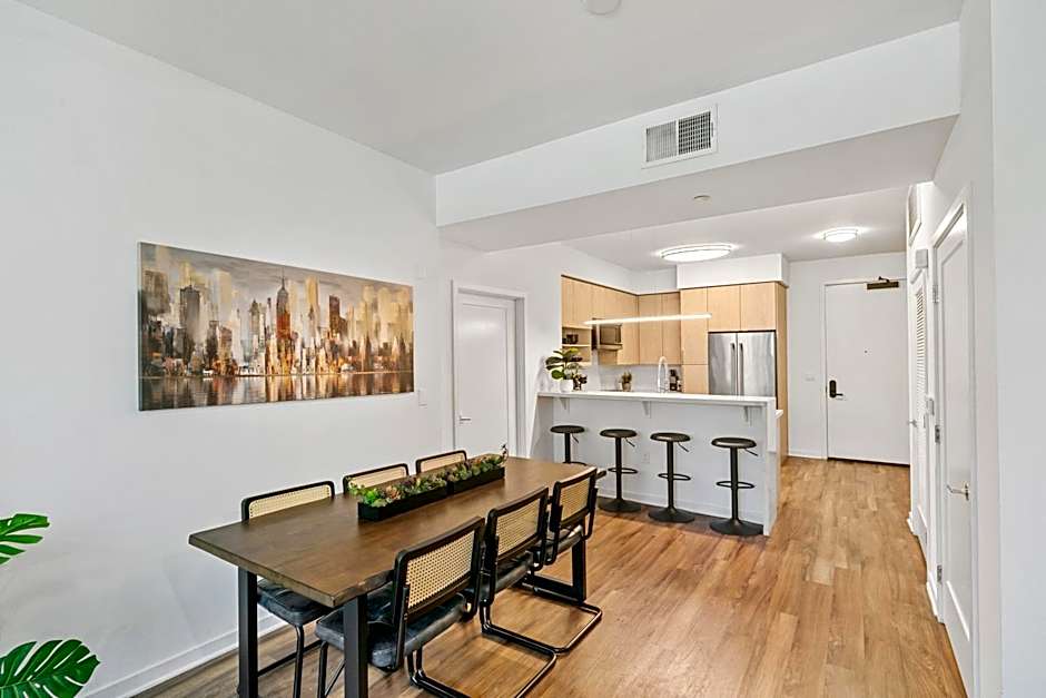 Beverly Grove Chic City Oasis 2 BR Apt with Den 138