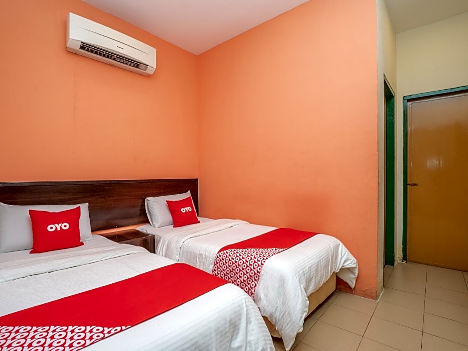 OYO 44078 The Island Hotel