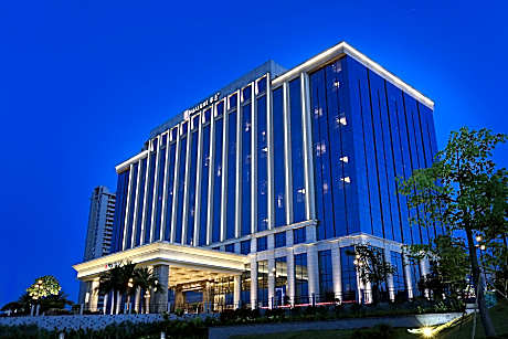 HUALUXE Yangjiang City Center By IHG